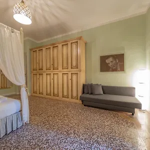 Lungarno Buozzi 7 , Pisa Itálie